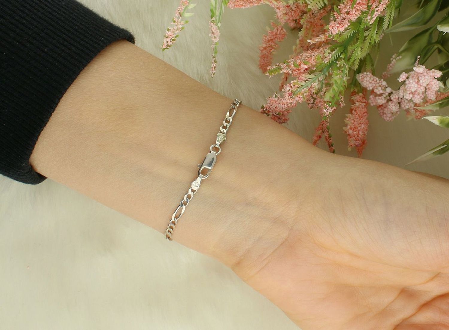 Bransoletka Figaro z srebra próby 925 o długości 22 cm, szerokości 2 mm i wadze 2,76 g. Zapięcie na karabińczyk, uniwersalny design idealny na prezent.1.jpg