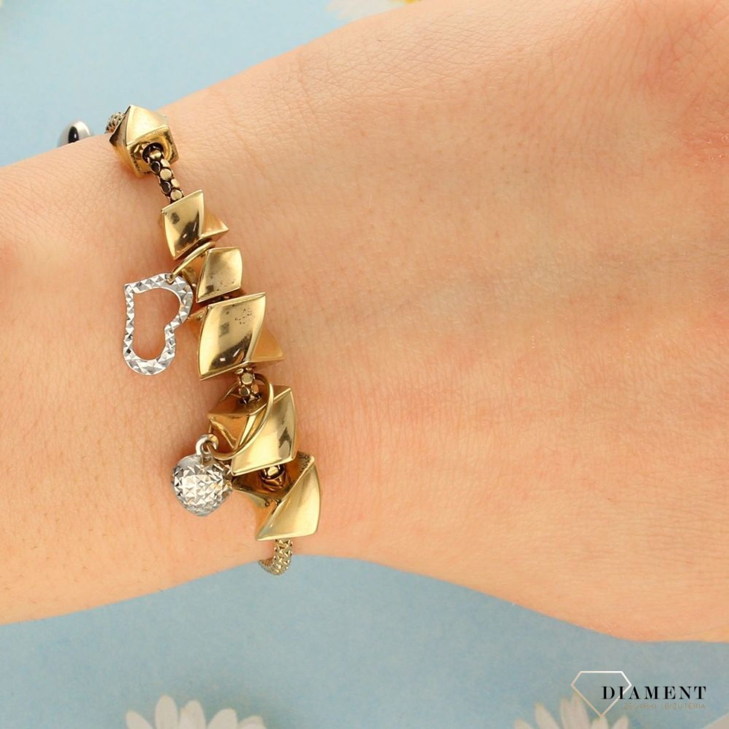 Złota bransoletka z wiszącymi elementami serduszka. Złote Bransoletki Damskie w Sklepie z Biżuterią zegarki-diament.pl to idealny pomysł na prezent dla kobiety..jpg