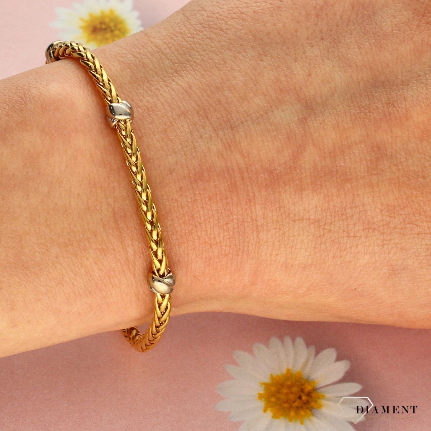 Niepowtarzalna złota bransoletka wzorem przypominającym warkocz, ozdobionym trzema białymi kuleczkami w kolorze białego złota. Idealna na prezent.  (2).jpg