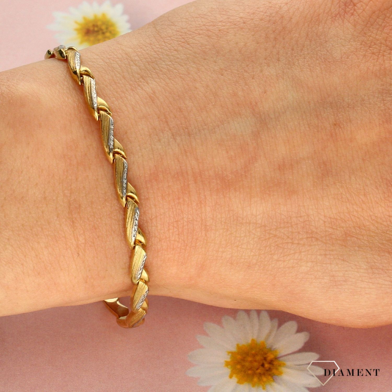 Nowoczesna złota bransoletka wykonana z wysokiej jakości złota próby 585. Bransoletka w dwóch kolorach złota. Pięknie ozdobi i nada modnego wyglądu stylizacji.  (1).jpg