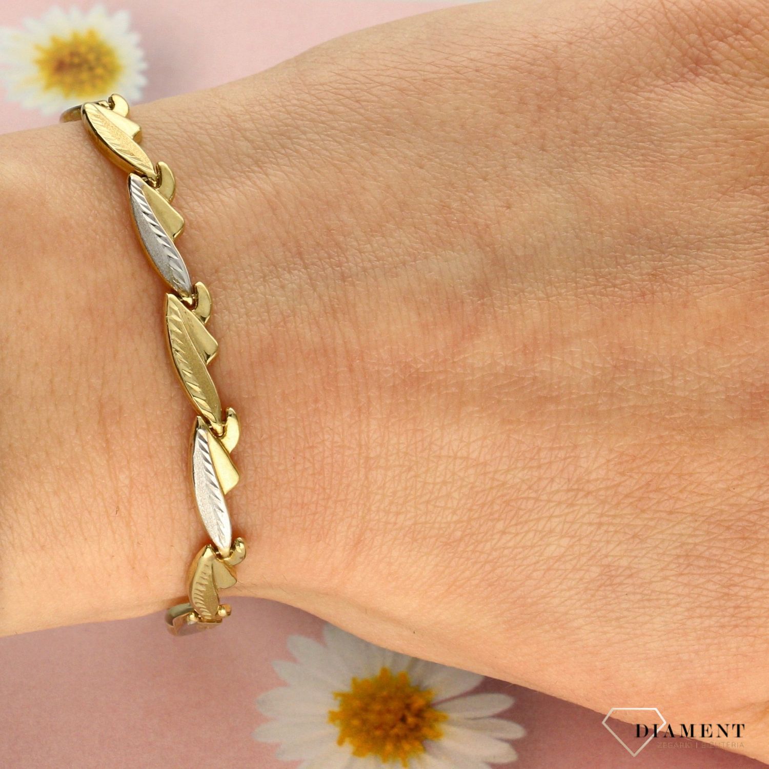 Nowoczesny model złotej bransoletki wykonany ze złota w dwóch kolorach żółtym oraz białym. Zapięcie na karabińczyk. Idealna na prezent.  (1).jpg