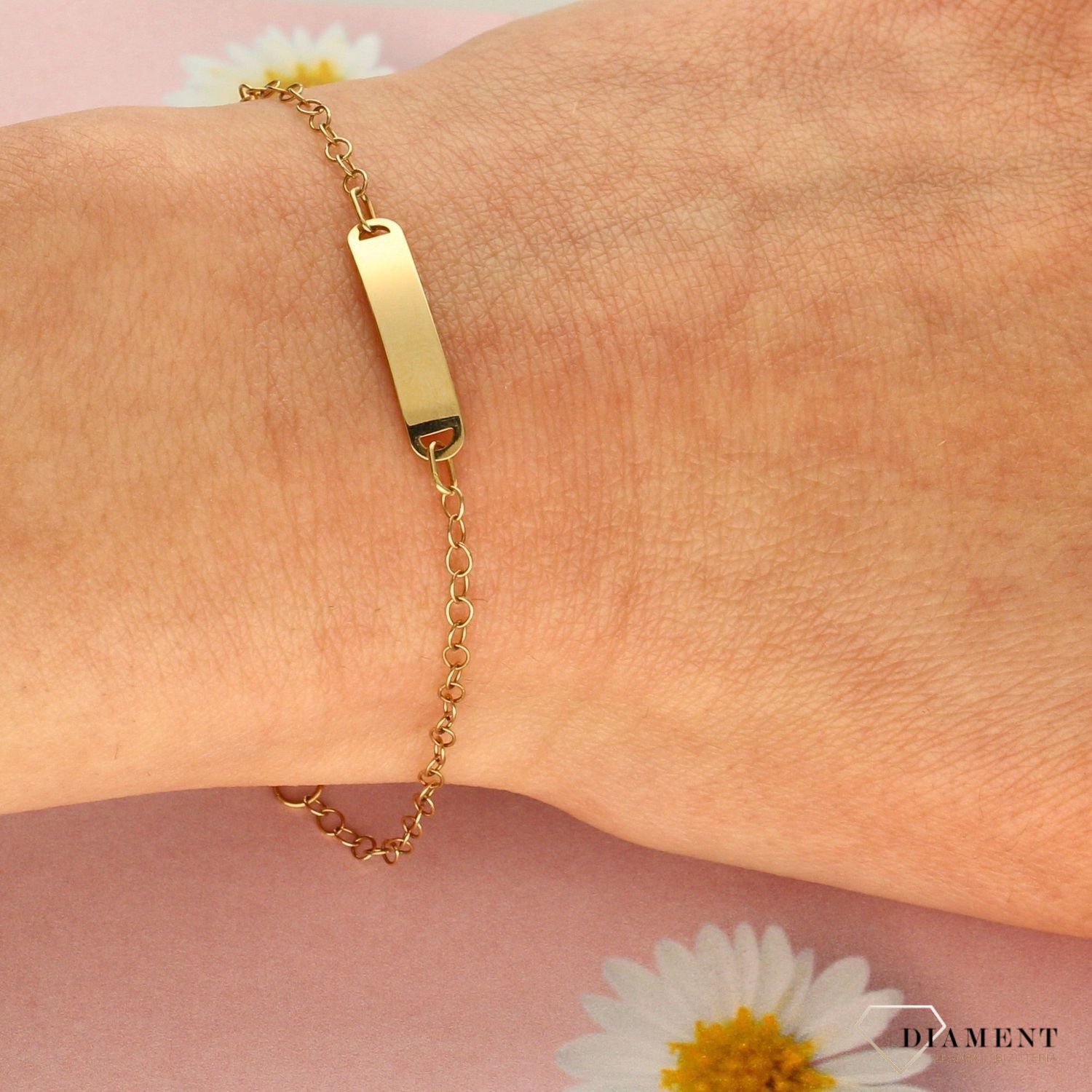 Złota bransoletka celebrytka została wykonana z dbałością o każdy szczegół. Złota bransoletka próby 585. Zapięcie na karabińczyk. Zawieszka dziewczynka.  (1).jpg