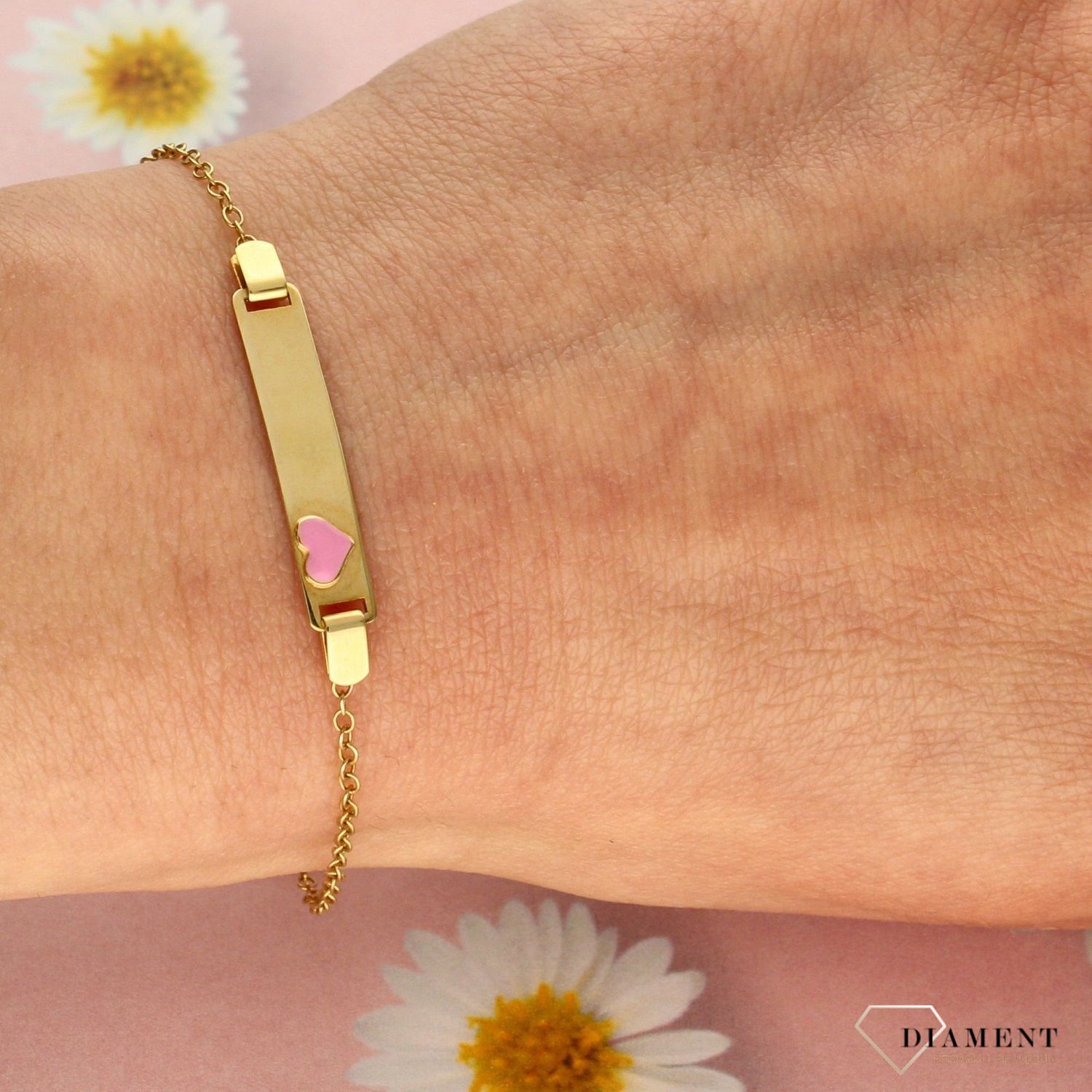 Piękna złota bransoletka z blaszką z miejscem na Twój indywidualny grawer. Blaszka została ozdobiona różowym serduszkiem z emalii. Grawer gratis!  (1).jpg