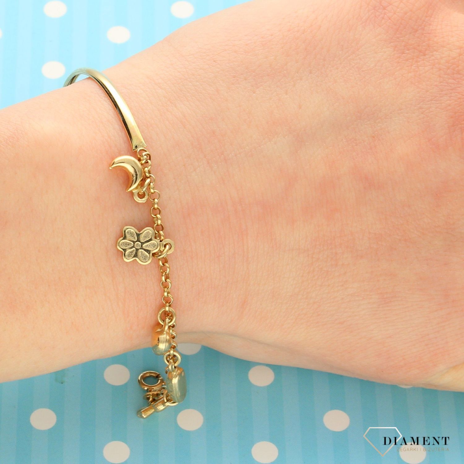Złota bransoletka dziecięca z wiszącymi zawieszkami w postaci ludzika, buta, serce, kwiatka i księżyca. Piękna bransoletka próby 585. Zapraszamy!  (1).jpg