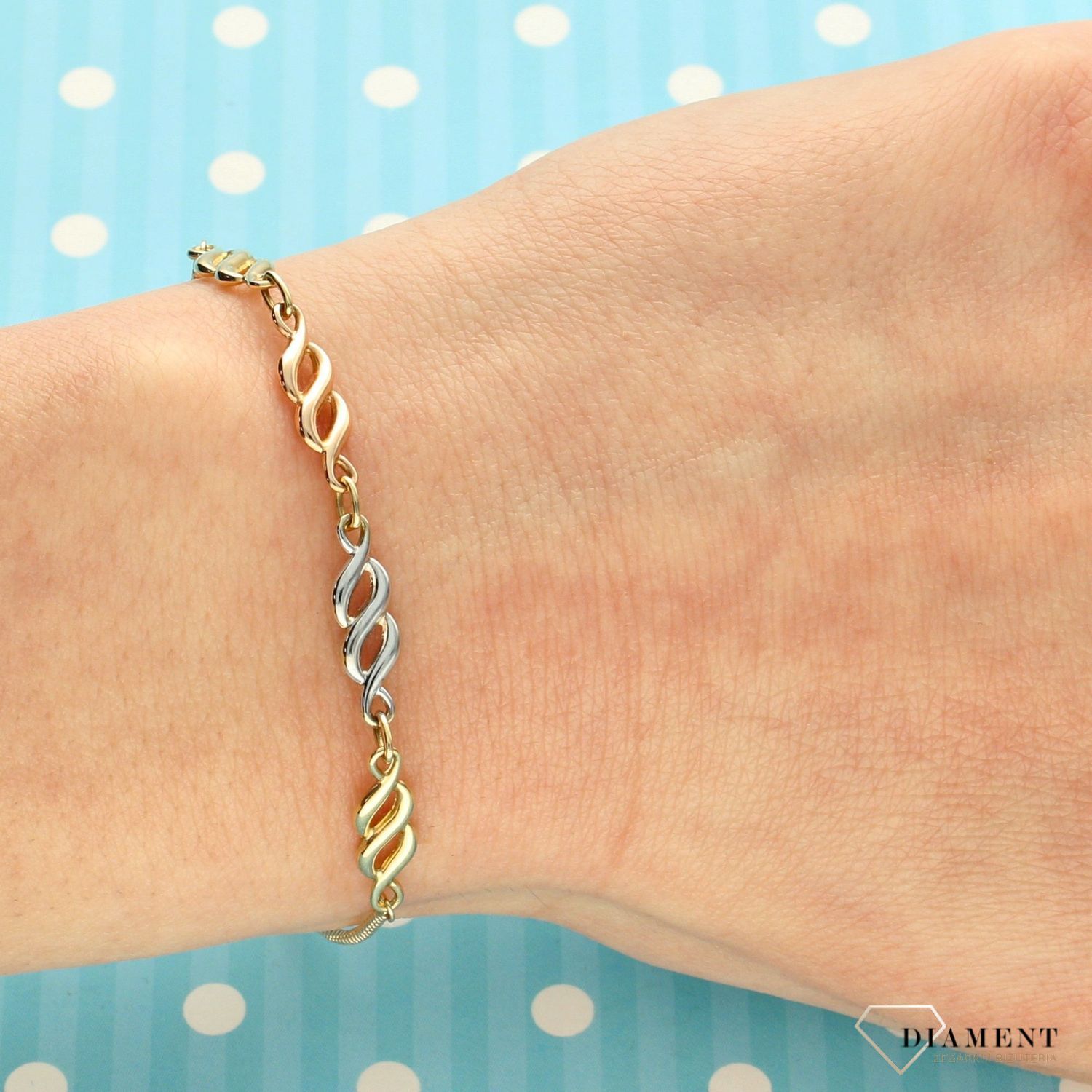 Złota bransoletka w modnej odsłonie, z regulowanym, nowoczesnym zapięciem. Złota bransoletka idealna do wielu stylizacji. Sprawdzi się jako prezent.  (1).jpg