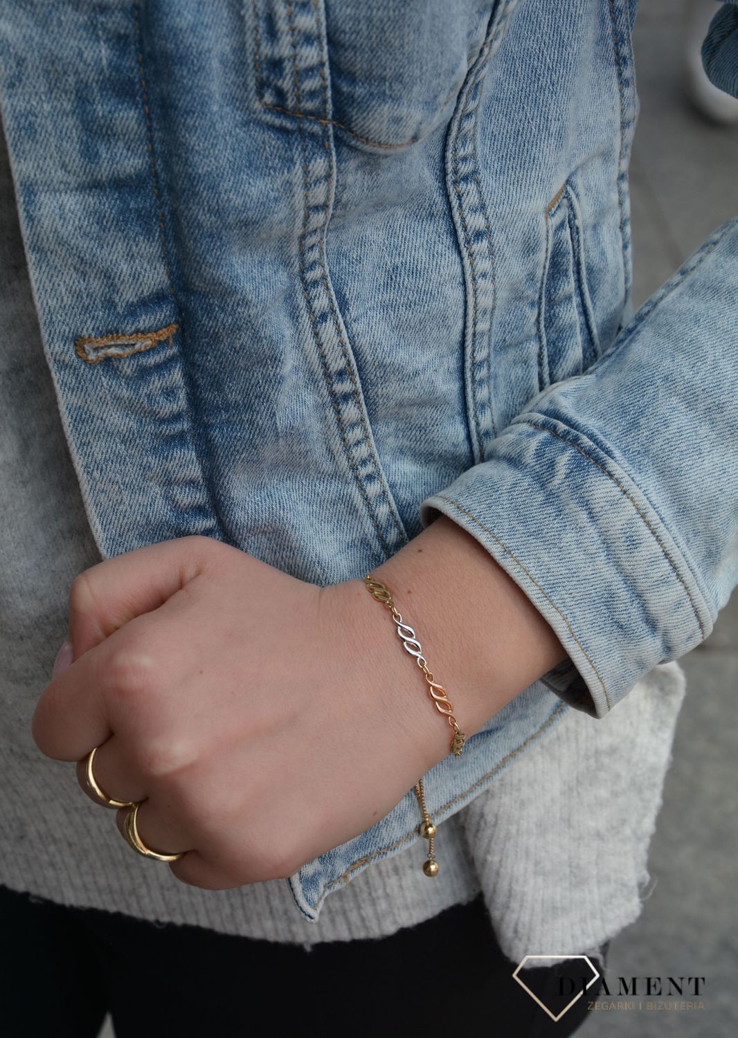 Złota bransoletka w modnej odsłonie, z regulowanym, nowoczesnym zapięciem. Złota bransoletka idealna do wielu stylizacji. Sprawdzi się jako prezent.  (1).jpg