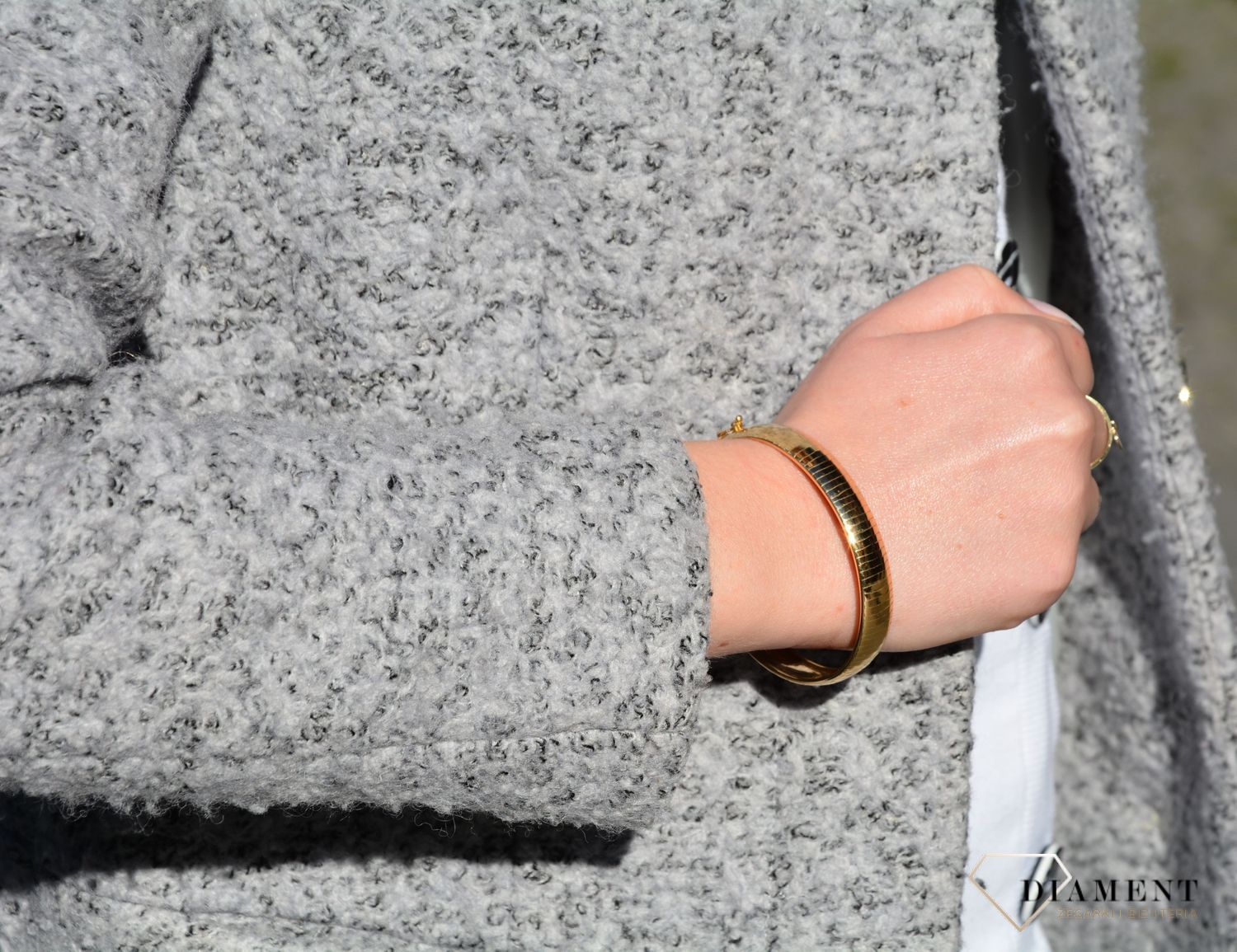 Złota bransoletka sztywna w kształcie owalu, wykonanym z najwyższej jakości złota próby 585. Złota bransoletka to świetny pomysł na prezent dla kobiety.  (1).jpg