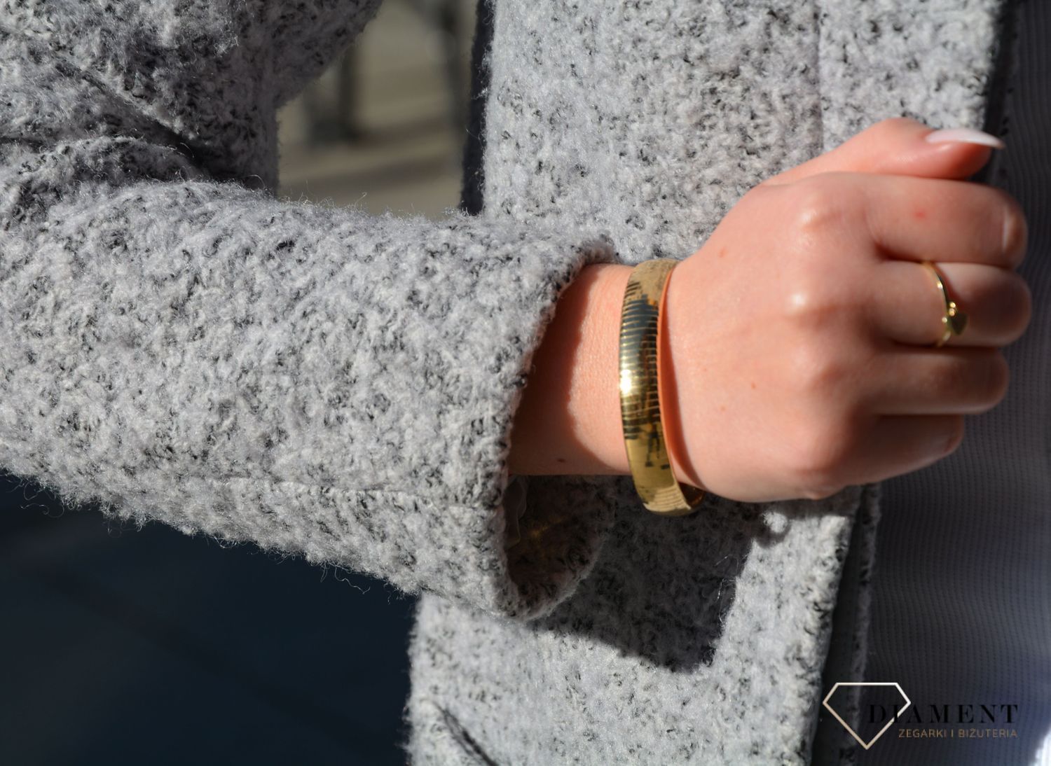 Złota bransoletka sztywna w kształcie owalu, wykonanym z najwyższej jakości złota próby 585. Złota bransoletka to świetny pomysł na prezent dla kobiety.  (1).jpg