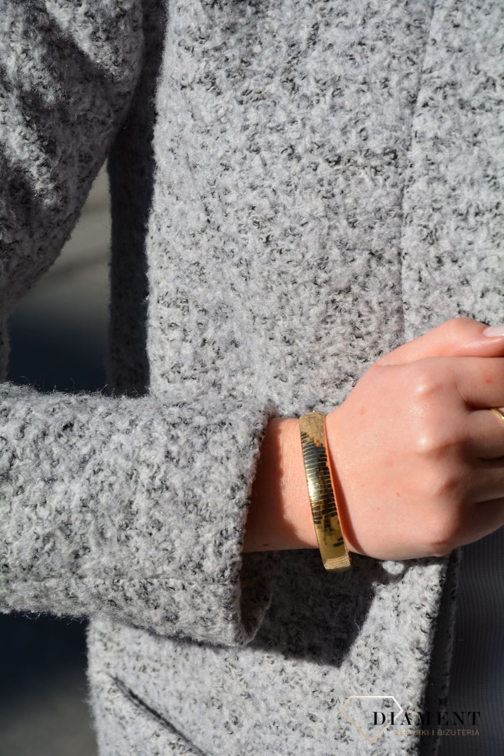 Złota bransoletka sztywna w kształcie owalu, wykonanym z najwyższej jakości złota próby 585. Złota bransoletka to świetny pomysł na prezent dla kobiety.  (1).jpg