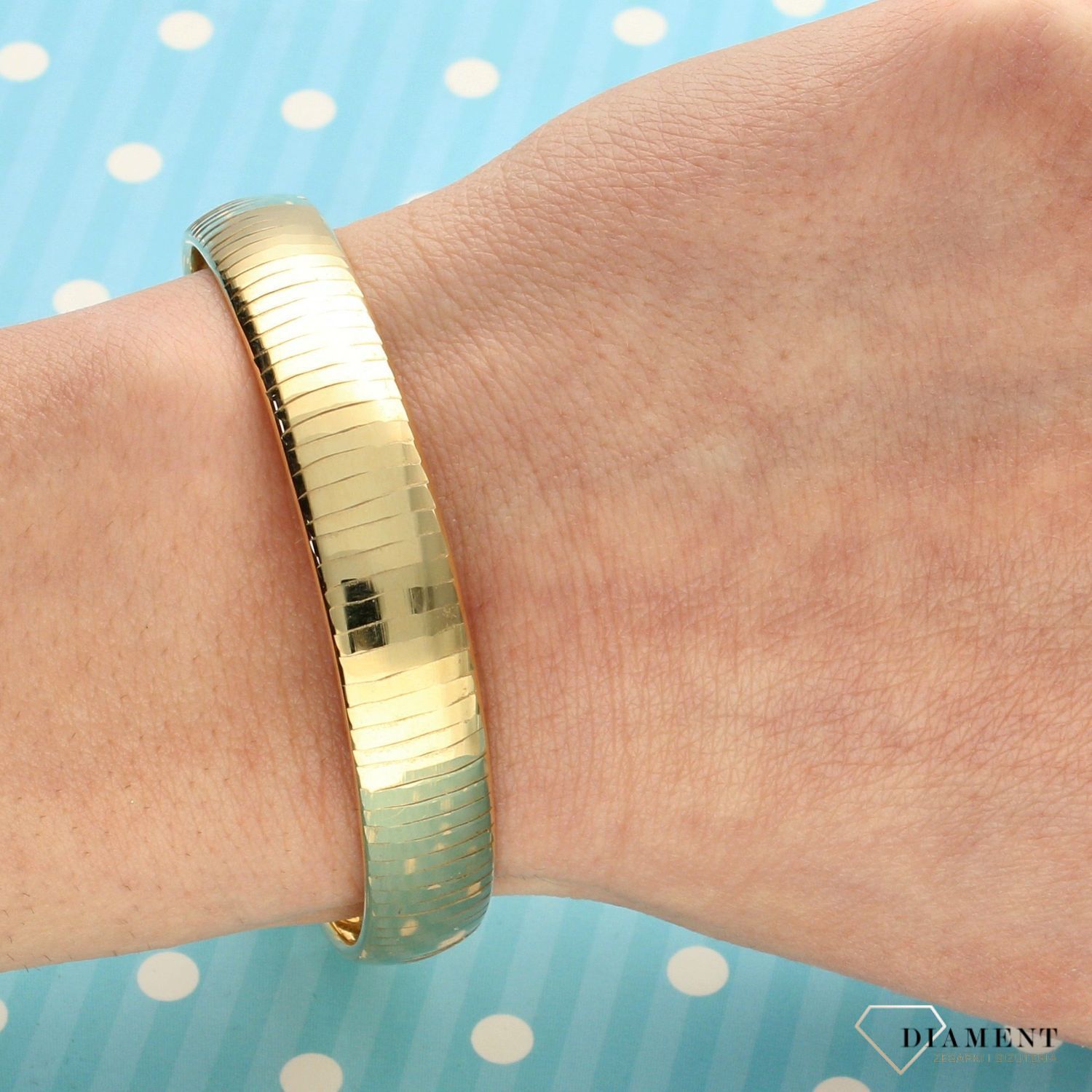 Złota bransoletka sztywna w kształcie owalu, wykonanym z najwyższej jakości złota próby 585. Złota bransoletka to świetny pomysł na prezent dla kobiety.  (1).jpg