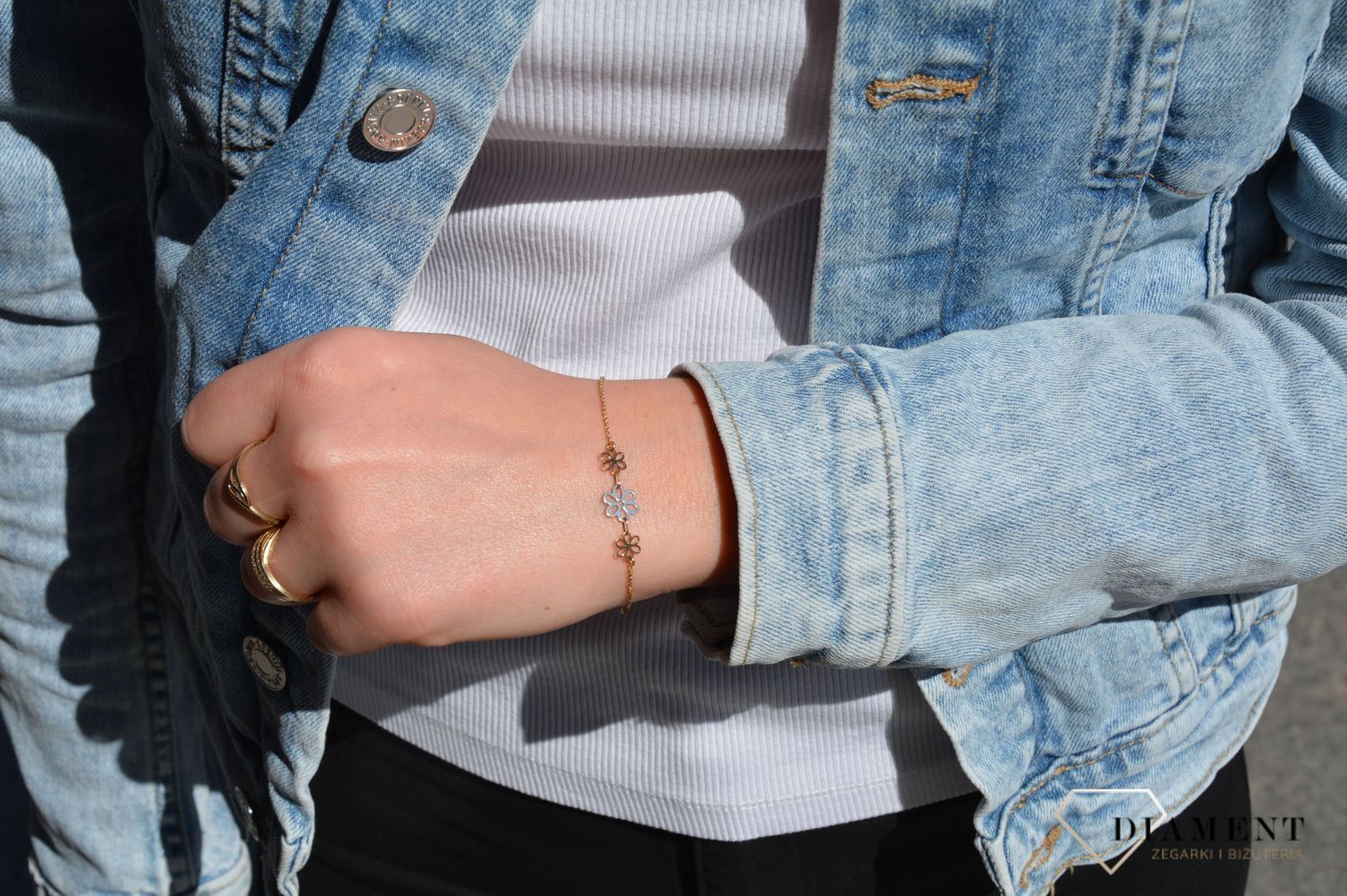 Subtelna złota bransoletka celebrytka z motywem trzech kwiatów. Bransoletka na delikatnym ażurkowym łańcuszku. Złota bransoletka z kwiatkami. Idealny prezent.  (2).jpg