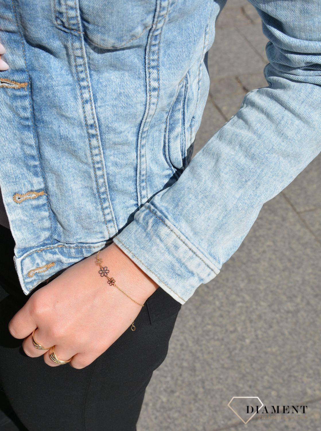 Subtelna złota bransoletka celebrytka z motywem trzech kwiatów. Bransoletka na delikatnym ażurkowym łańcuszku. Złota bransoletka z kwiatkami. Idealny prezent.  (2).jpg