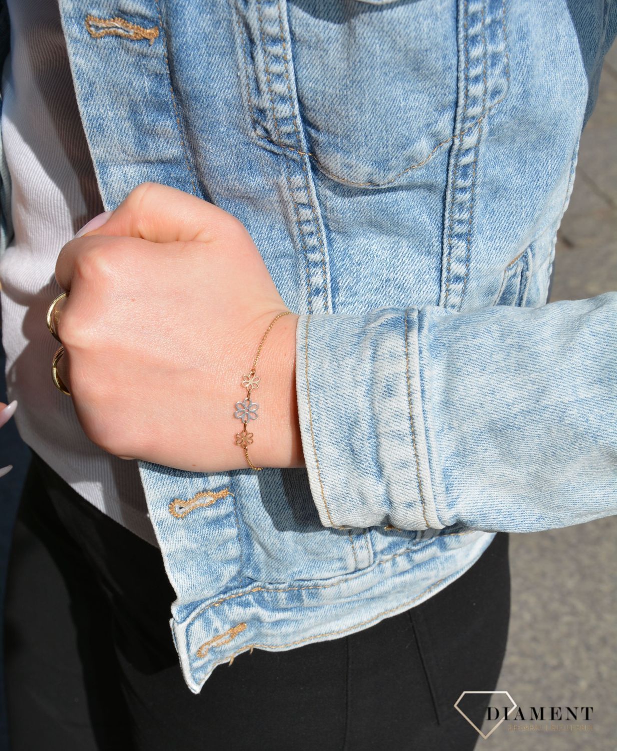 Subtelna złota bransoletka celebrytka z motywem trzech kwiatów. Bransoletka na delikatnym ażurkowym łańcuszku. Złota bransoletka z kwiatkami. Idealny prezent.  (2).jpg