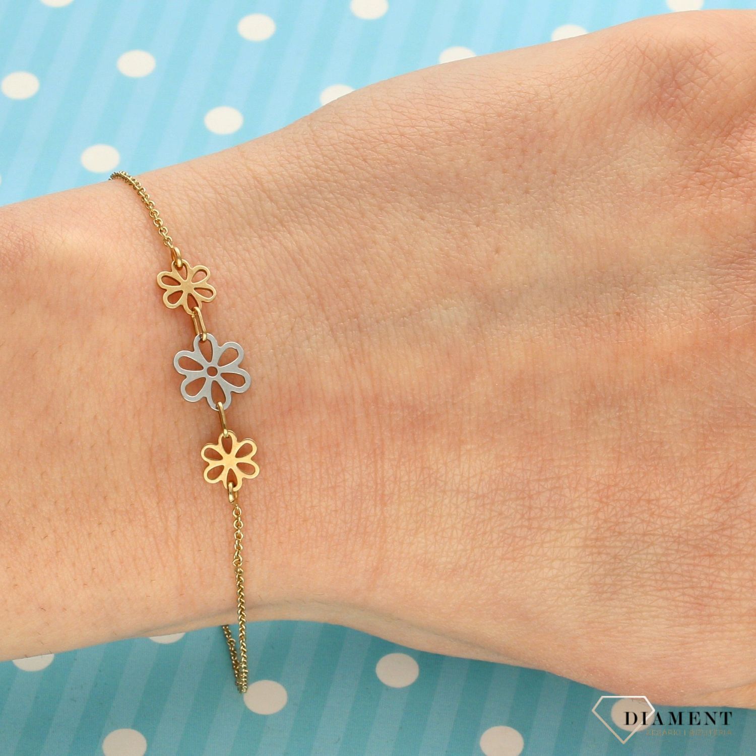 Subtelna złota bransoletka celebrytka z motywem trzech kwiatów. Bransoletka na delikatnym ażurkowym łańcuszku. Złota bransoletka z kwiatkami. Idealny prezent.  (2).jpg