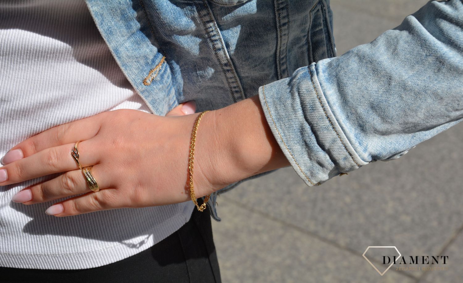 Złota bransoletka została wykonana z najwyższej jakości złota próby 585. Złoty dodatek, który będzie pasował do większości stylizacji i tworzył modny set.  (1).jpg