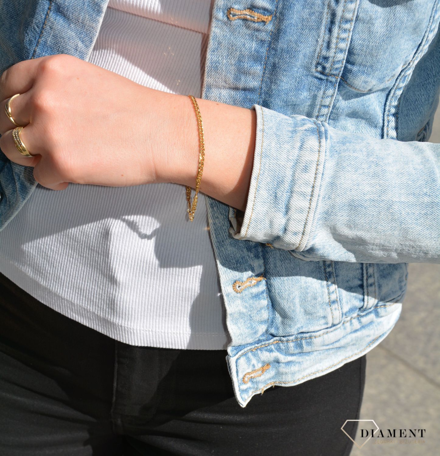 Złota bransoletka została wykonana z najwyższej jakości złota próby 585. Złoty dodatek, który będzie pasował do większości stylizacji i tworzył modny set.  (1).jpg