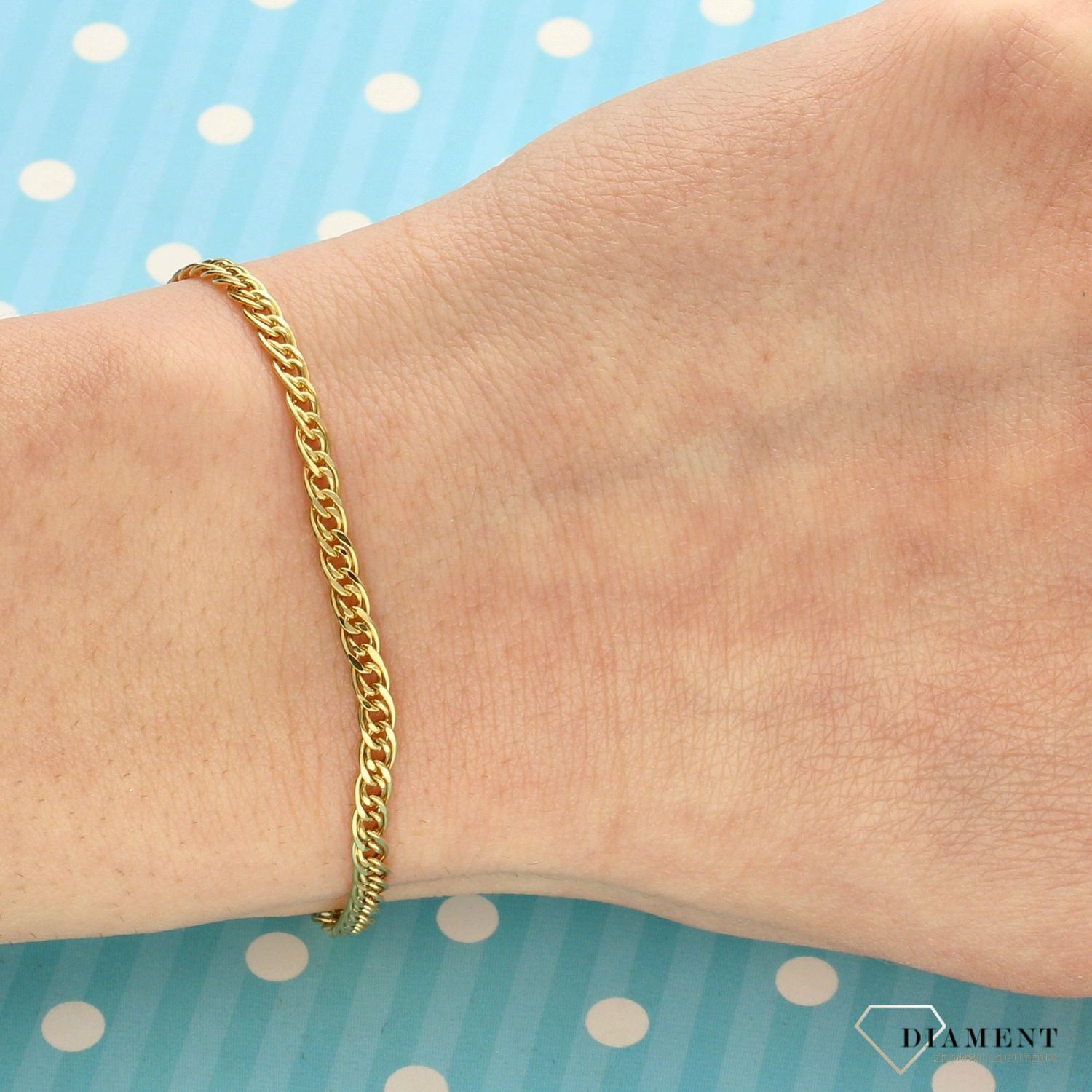 Złota bransoletka została wykonana z najwyższej jakości złota próby 585. Złoty dodatek, który będzie pasował do większości stylizacji i tworzył modny set.  (1).jpg