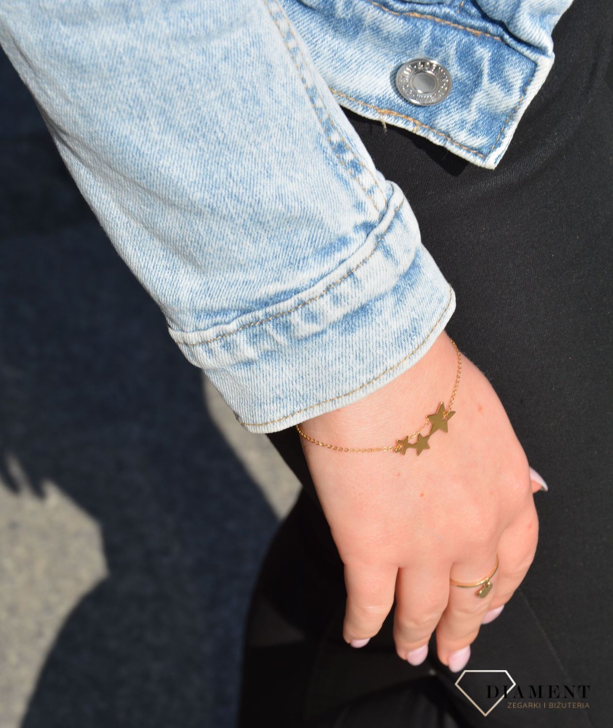 Złota bransoletka z motywem gwiazdek. Delikatna bransoletka na ażurkowym łańcuszku to świetny dodatek do wielu stylizacji, która przypadnie do gustu. Na prezent.  (1).jpg
