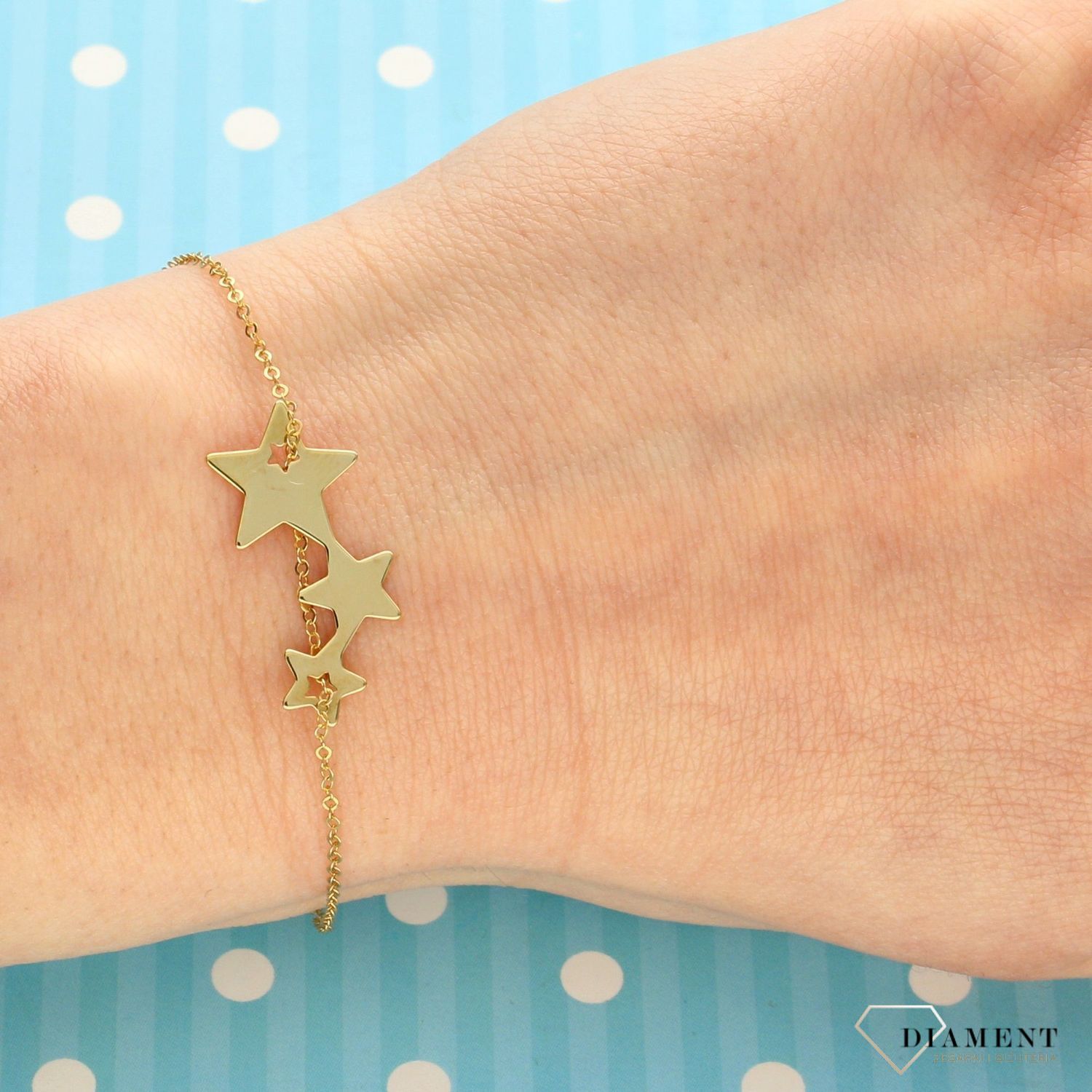 Złota bransoletka z motywem gwiazdek. Delikatna bransoletka na ażurkowym łańcuszku to świetny dodatek do wielu stylizacji, która przypadnie do gustu. Na prezent.  (1).jpg