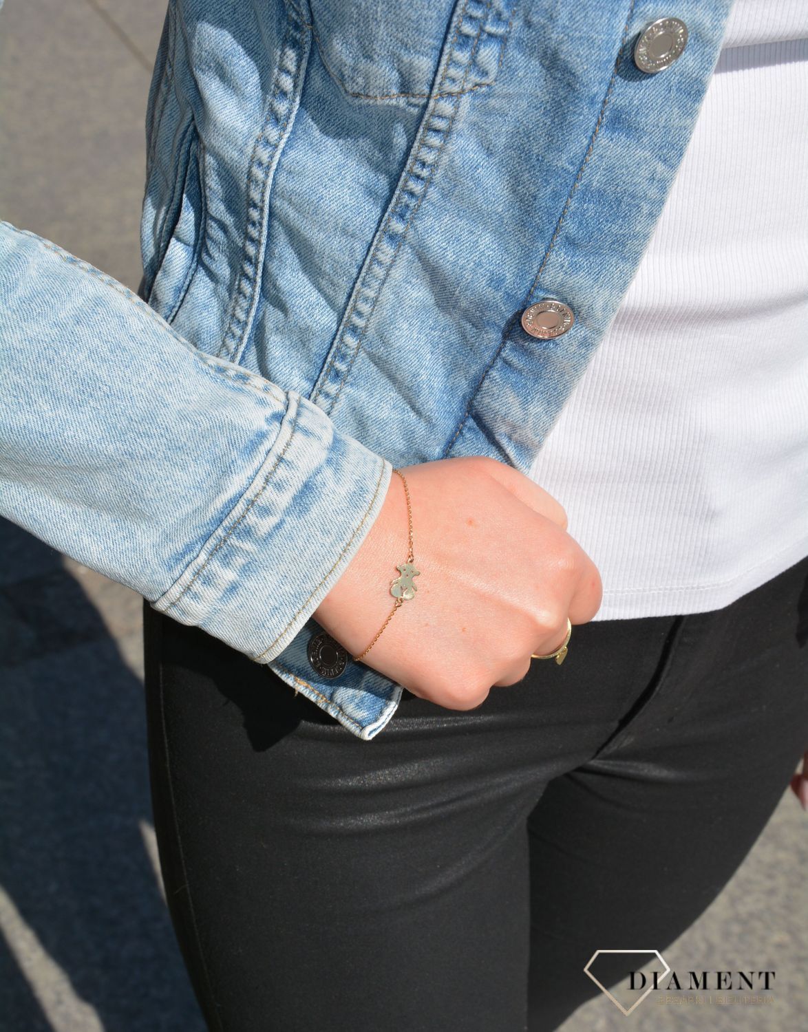 Złota bransoletka z zawieszką w kształcie misia to ponadczasowy dodatek do wielu stylizacji. Jest to urocza biżuteria. Idealna na prezent z okazji urodzin, imienin.  (1).jpg