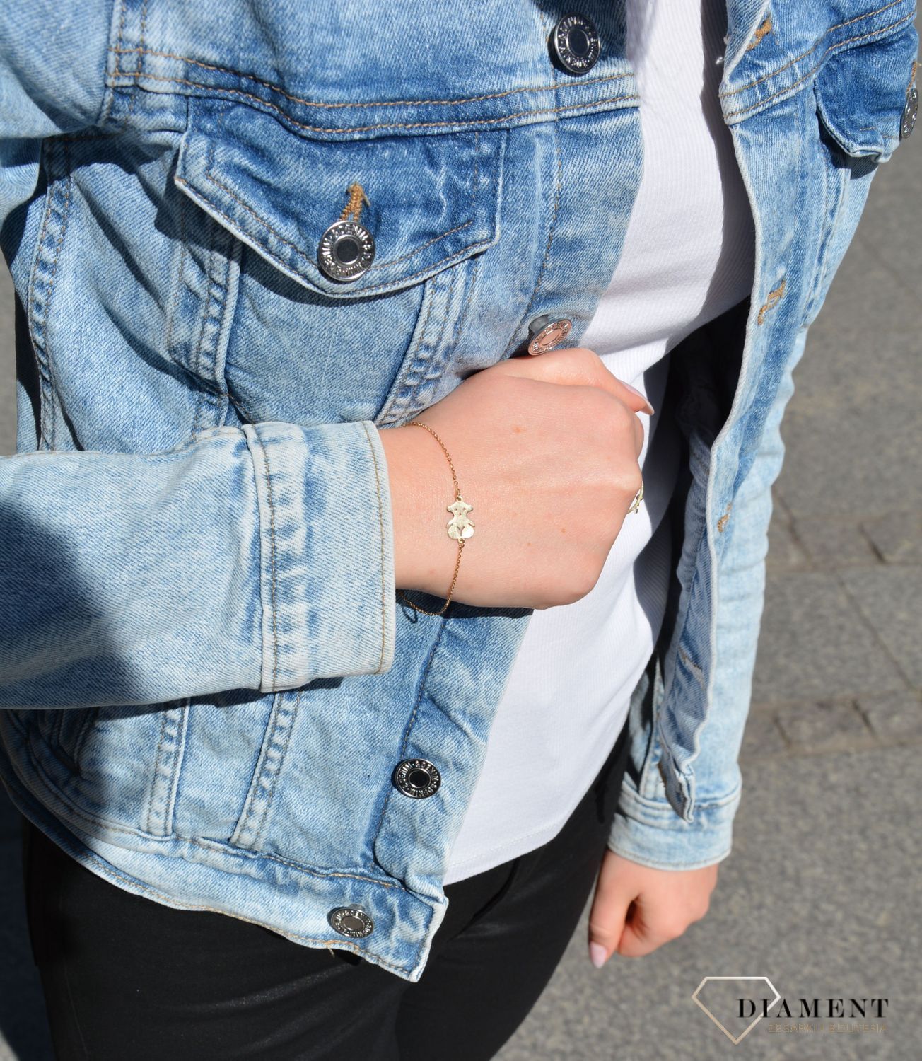 Złota bransoletka z zawieszką w kształcie misia to ponadczasowy dodatek do wielu stylizacji. Jest to urocza biżuteria. Idealna na prezent z okazji urodzin, imienin.  (1).jpg