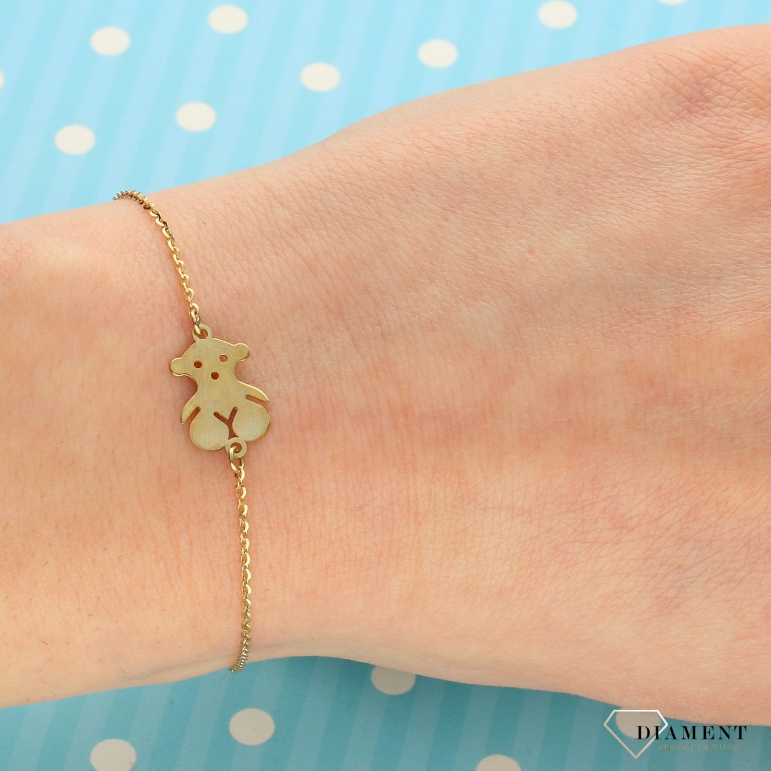 Złota bransoletka z zawieszką w kształcie misia to ponadczasowy dodatek do wielu stylizacji. Jest to urocza biżuteria. Idealna na prezent z okazji urodzin, imienin.  (1).jpg