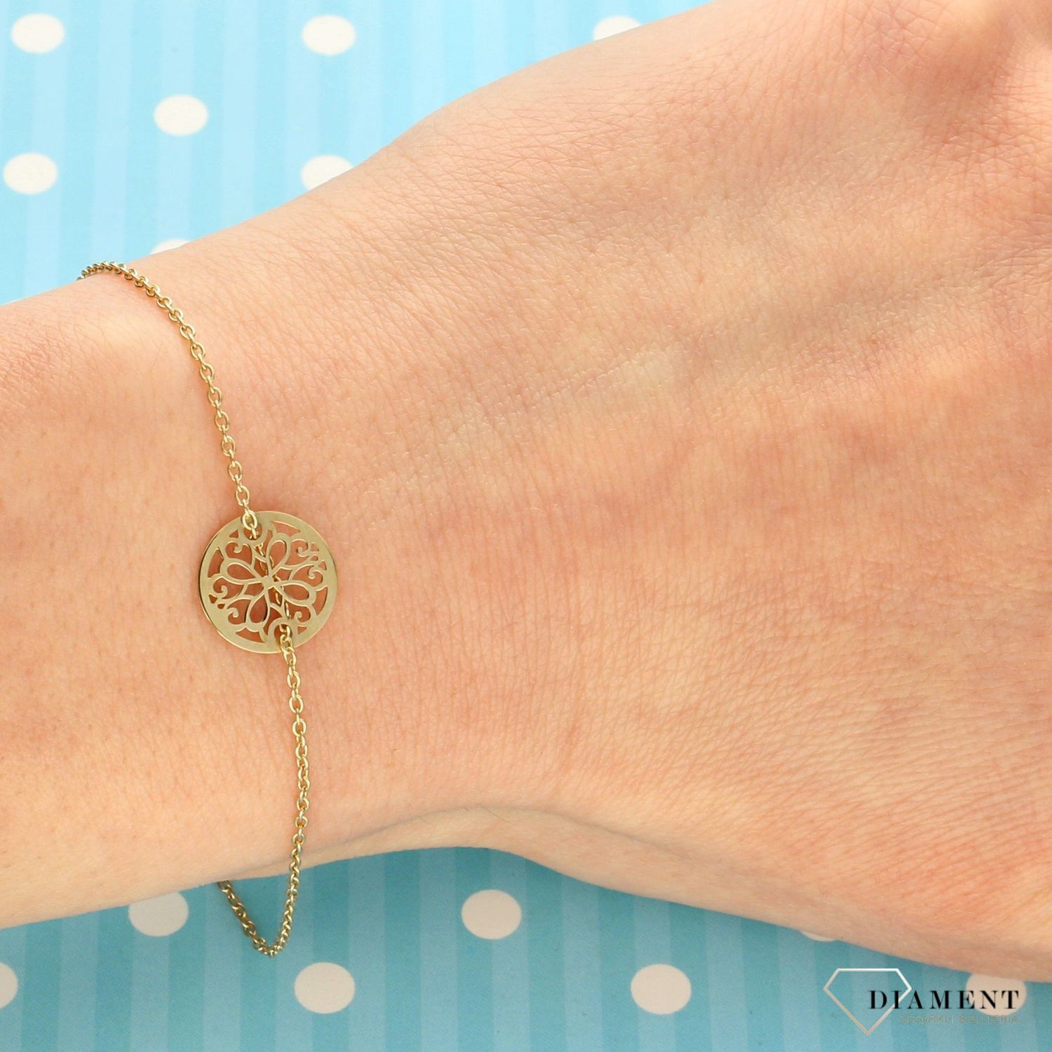 Złota bransoletka celebrytka z ozdobnym, ruchomym elementem w postaci ażurkowego kółeczka. Złota biżuteria 585. Świetny pomysł na prezent.  (1).jpg