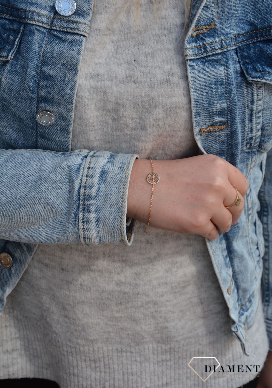 Złota bransoletka celebrytka z ozdobnym, ruchomym elementem w postaci ażurkowego kółeczka. Złota biżuteria 585. Świetny pomysł na prezent.  (1).jpg