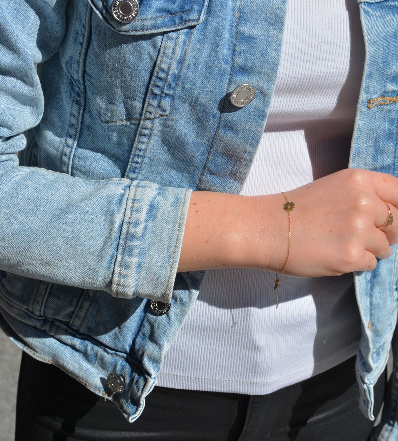 Złota bransoletka koniczynka to wspaniały przykład że zakładając złoto można czuć się elegancko i romantycznie. Taka bransoletka może być idealnym prezentem.  (1).jpg