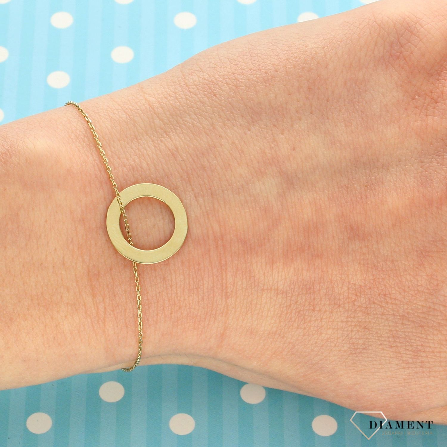 Złota bransoletka celebrytka z elementem ozdobnym w postaci pustego kółka w środku. Złota bransoletka idealna na prezent.  (1).jpg
