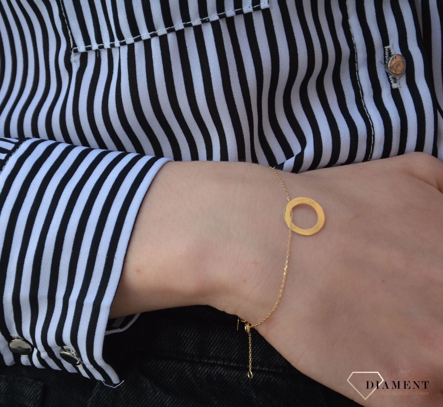 Złota bransoletka celebrytka z elementem ozdobnym w postaci pustego kółka w środku. Złota bransoletka idealna na prezent.  (1).jpg