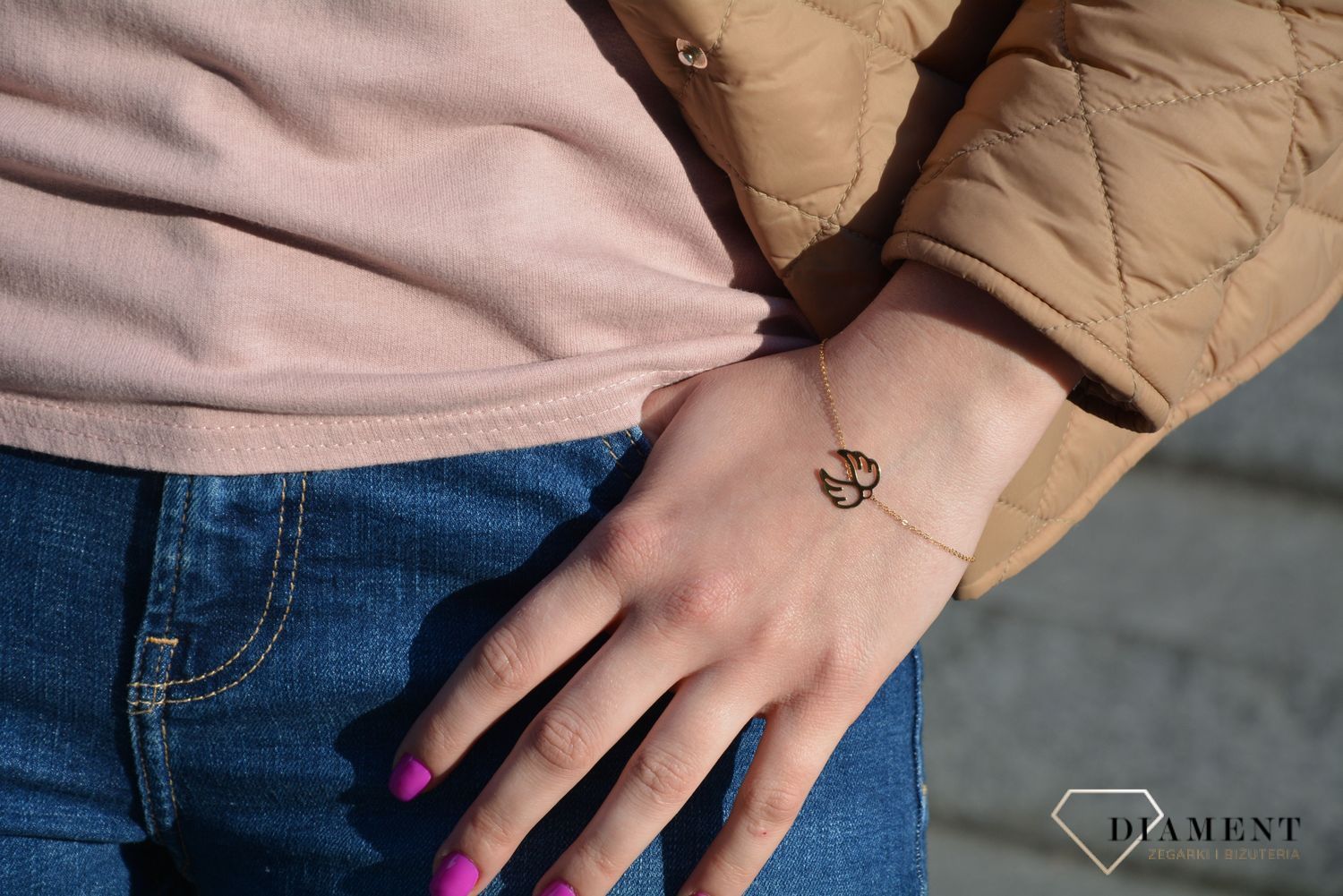 Złota bransoletka typu celebrytka z ozdobnym elementem w postaci skrzydeł. Bransoletka wykonana z 14-karatowego żółtego złota. Prezent dla mamy.  (1).jpg