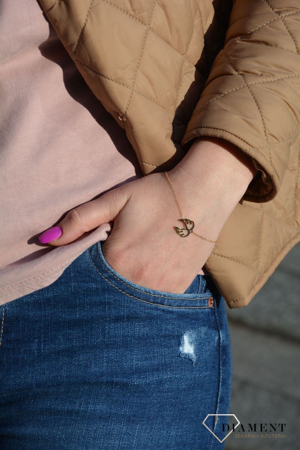 Złota bransoletka typu celebrytka z ozdobnym elementem w postaci skrzydeł. Bransoletka wykonana z 14-karatowego żółtego złota. Prezent dla mamy.  (1).jpg