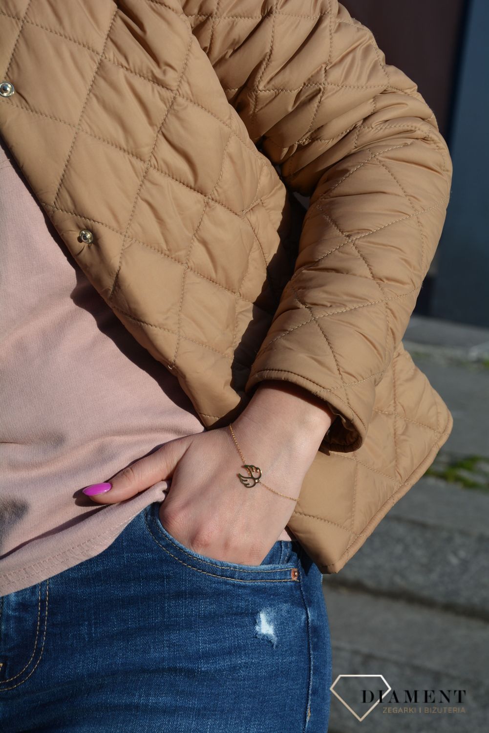 Złota bransoletka typu celebrytka z ozdobnym elementem w postaci skrzydeł. Bransoletka wykonana z 14-karatowego żółtego złota. Prezent dla mamy.  (1).jpg