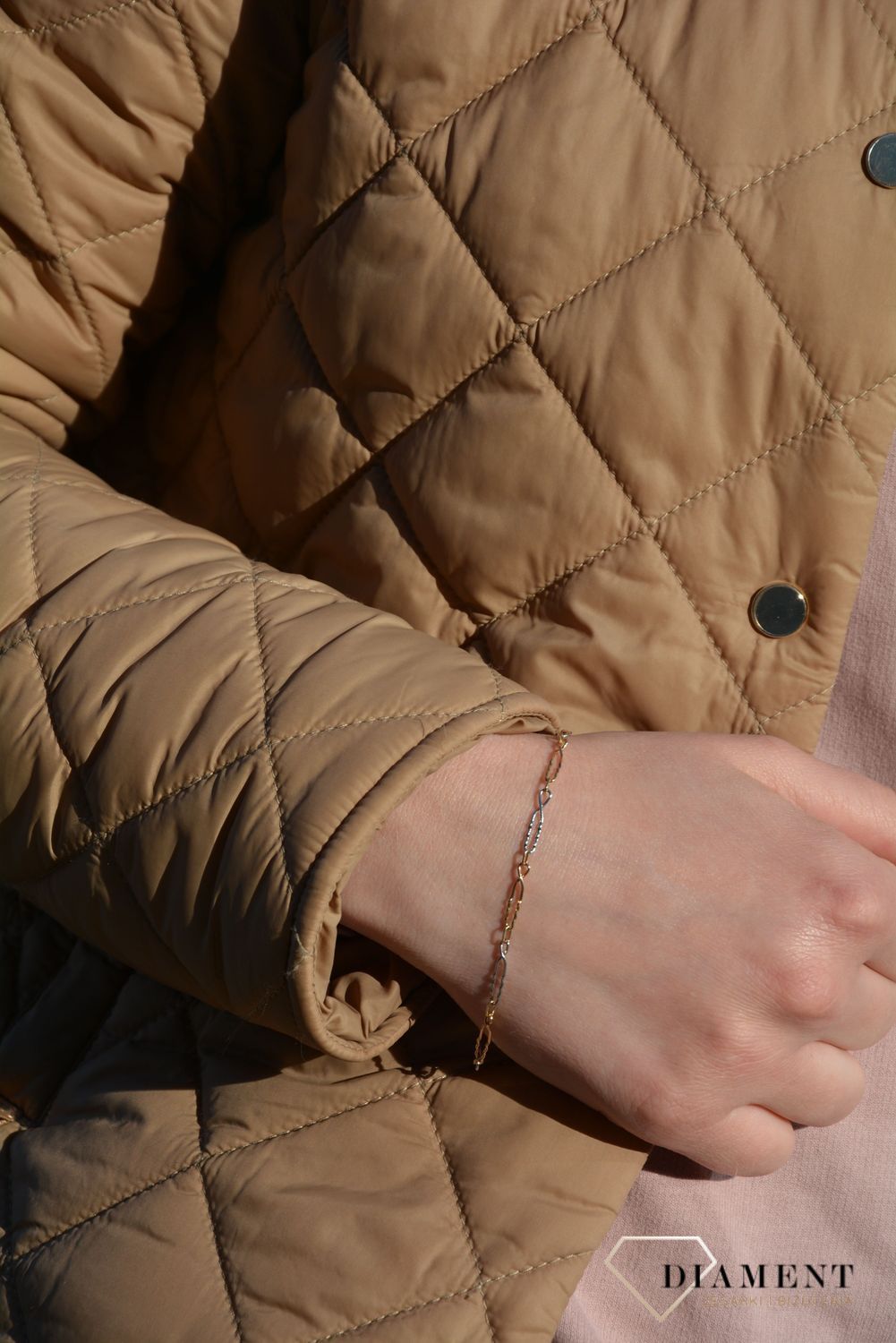 Złota bransoletka o ciekawym i niepowtarzalnym wzorze wykonanym w kolorach żółtym oraz białym. Delikatna bransoletka. Idealny pomysł na prezent. Prezent dla mamy.  (2).jpg