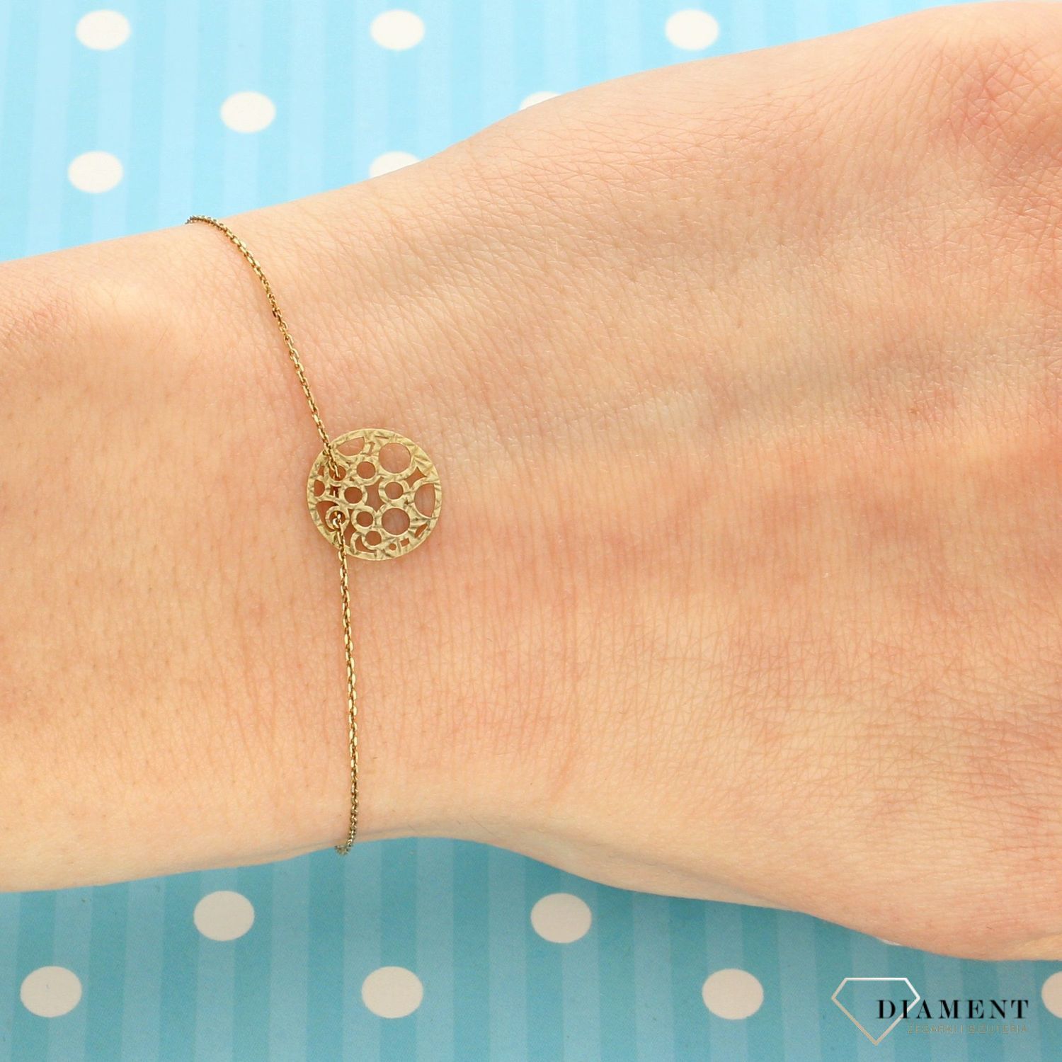 Złota bransoletka z ażurkowym kółeczkiem, które jest użyte jako element ozdobny. Złota bransoletka wykonana z wysokiej jakości próby 585. Zapraszamy!  (1).jpg