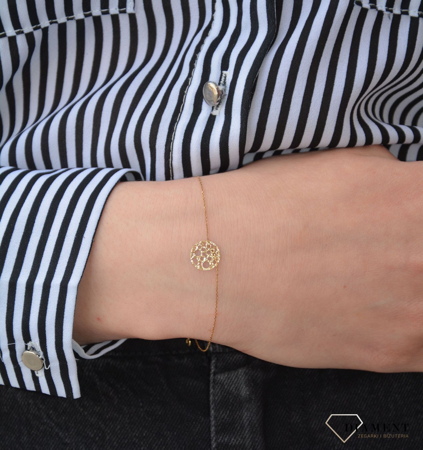 Złota bransoletka z ażurkowym kółeczkiem, które jest użyte jako element ozdobny. Złota bransoletka wykonana z wysokiej jakości próby 585. Zapraszamy!  (1).jpg