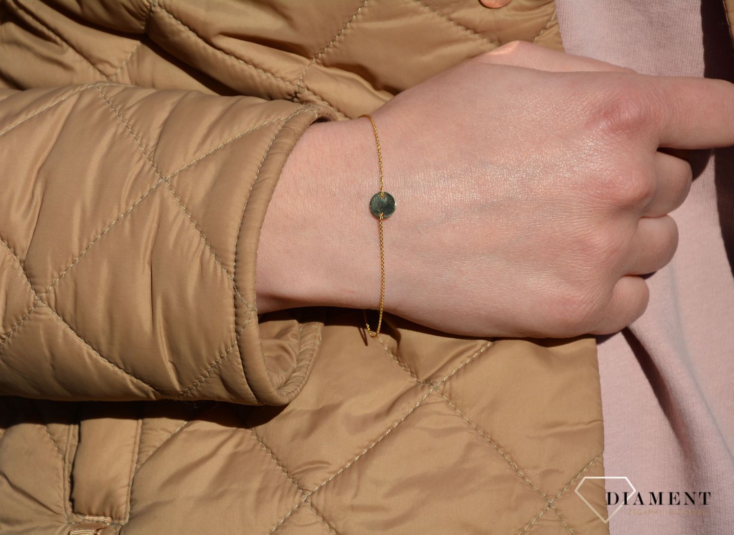 Złota bransoletka z kółkiem i delikatnym łańcuszkiem. Bransoletka celebrytka o prostej formie będzie idealna na prezent dla mamy i najbliższej przyjaciółki..jpg