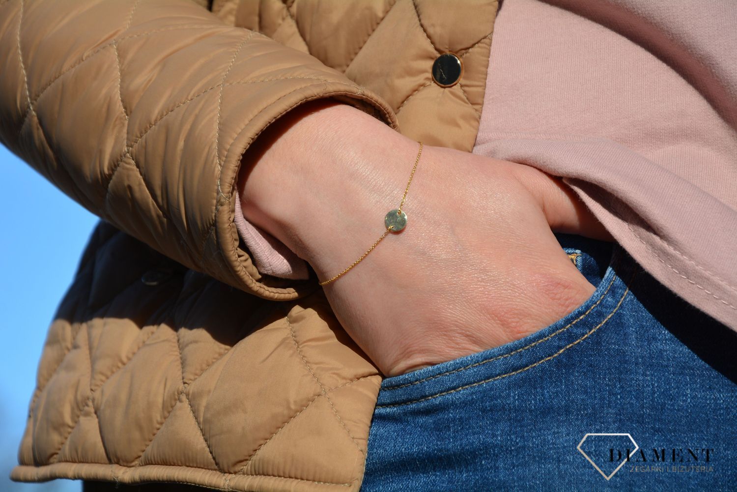 Złota bransoletka z kółkiem i delikatnym łańcuszkiem. Bransoletka celebrytka o prostej formie będzie idealna na prezent dla mamy i najbliższej przyjaciółki..jpg