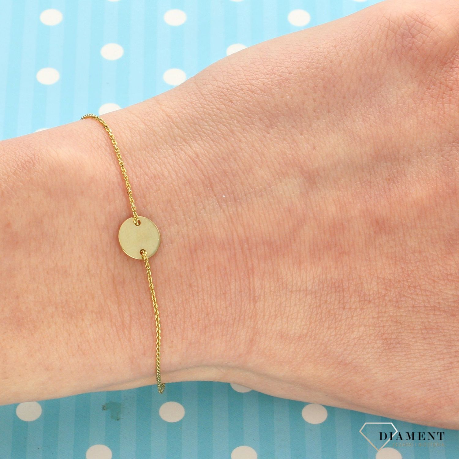 Złota bransoletka z kółkiem i delikatnym łańcuszkiem. Bransoletka celebrytka o prostej formie będzie idealna na prezent dla mamy i najbliższej przyjaciółki..jpg