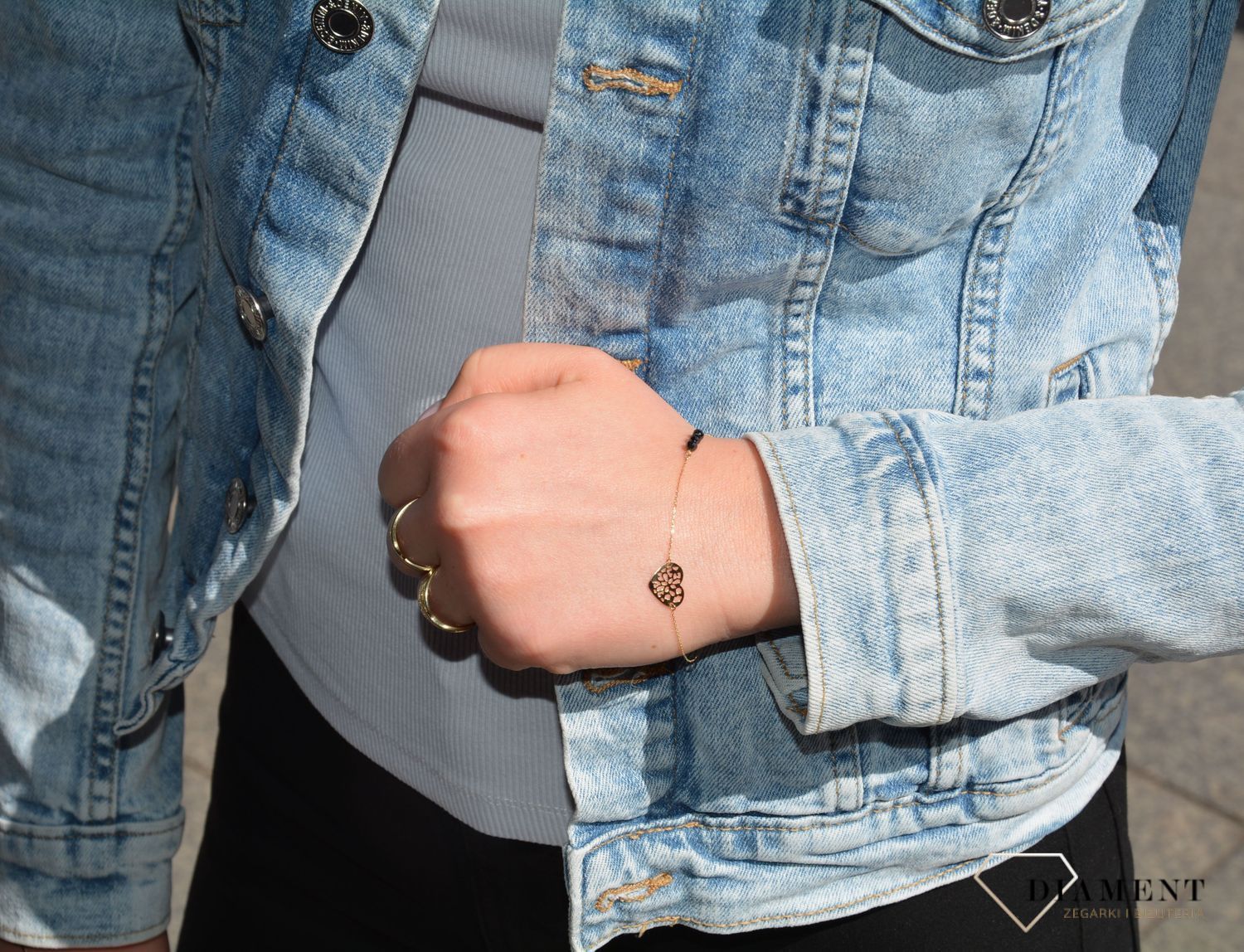 Złota bransoletka celebrytka na delikatnym łańcuszku ozdobiona została zawieszką w kształcie ażurkowego serca oraz trzech czarnych koralików. Zapraszamy!  (1).jpg