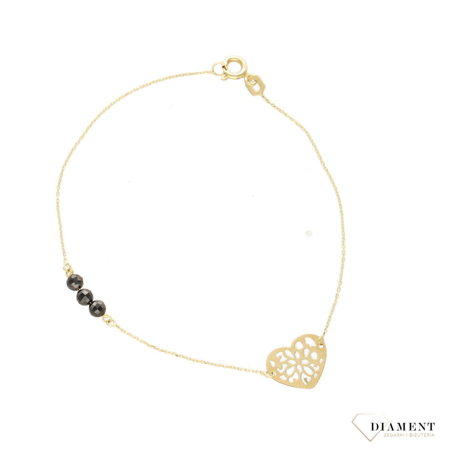 Złota bransoletka celebrytka na delikatnym łańcuszku ozdobiona została zawieszką w kształcie ażurkowego serca oraz trzech czarnych koralików. Zapraszamy!  (1).jpg