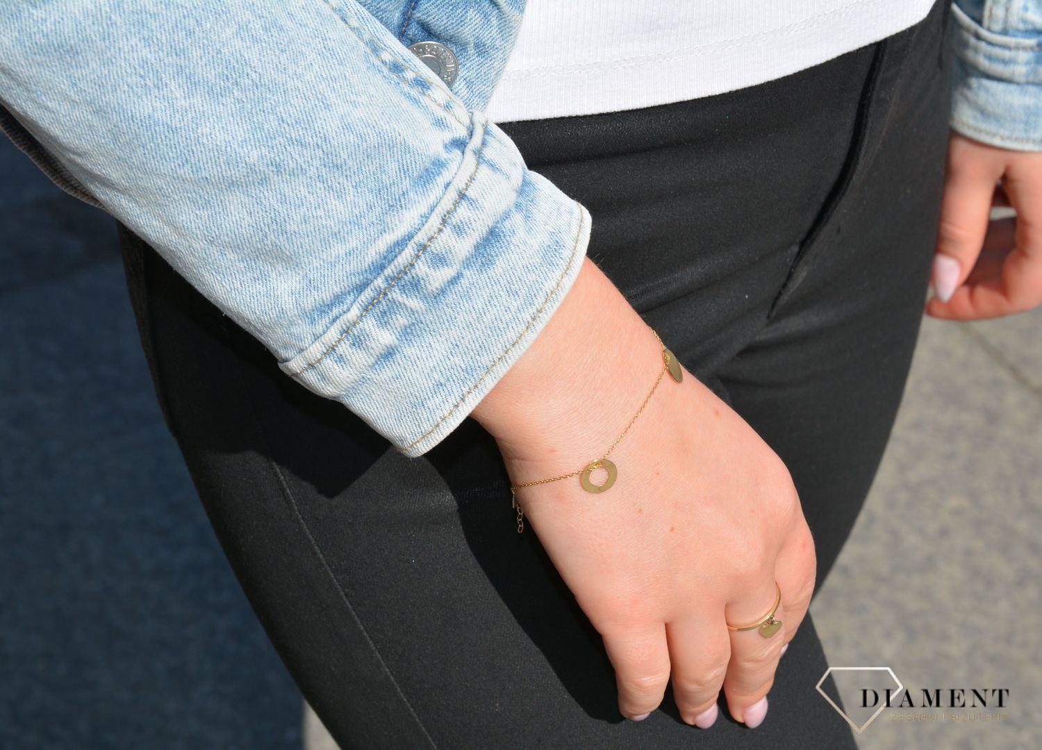 Złota bransoletka celebrytka z zawieszką w kształcie koła. Bransoletka z klasycznym zapięciem typu karabińczyk. Idealna na prezent dla młodej dziewczyny (1).jpg