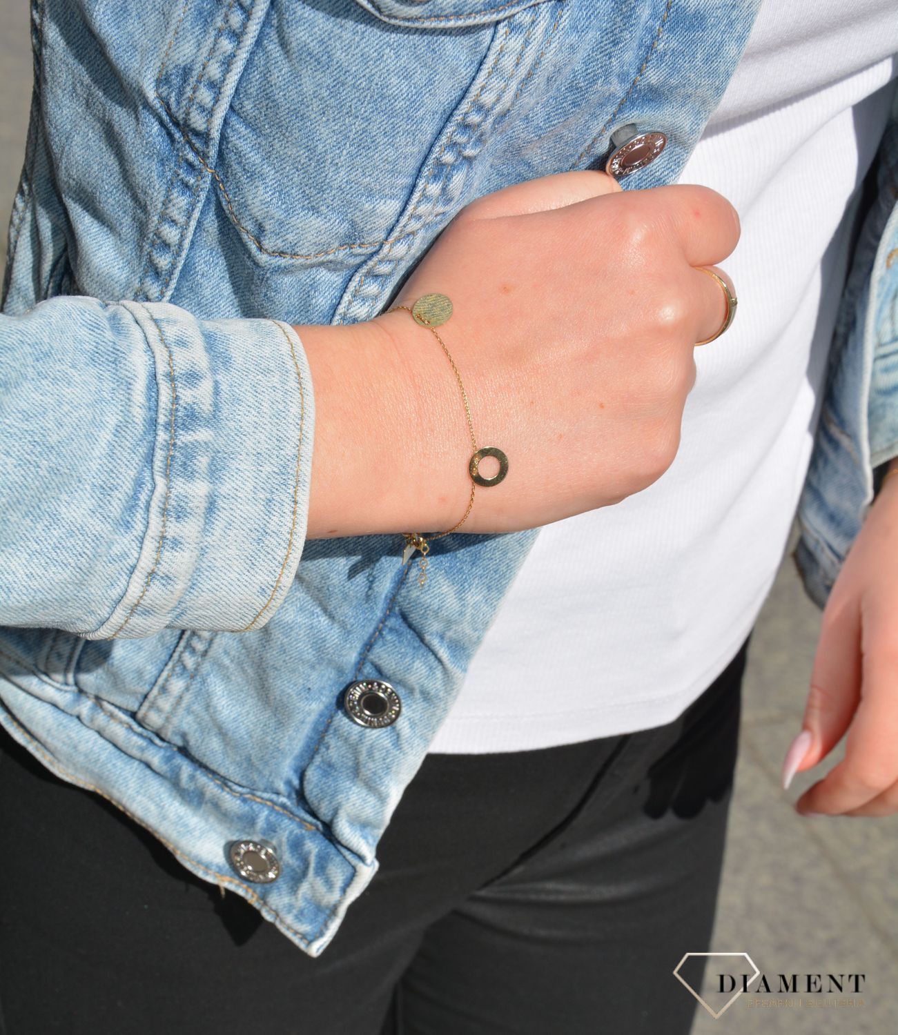 Złota bransoletka celebrytka z zawieszką w kształcie koła. Bransoletka z klasycznym zapięciem typu karabińczyk. Idealna na prezent dla młodej dziewczyny (1).jpg