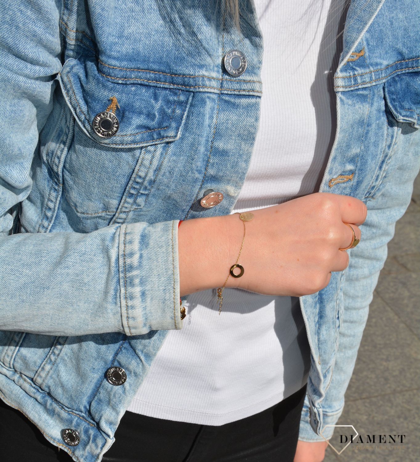 Złota bransoletka celebrytka z zawieszką w kształcie koła. Bransoletka z klasycznym zapięciem typu karabińczyk. Idealna na prezent dla młodej dziewczyny (1).jpg