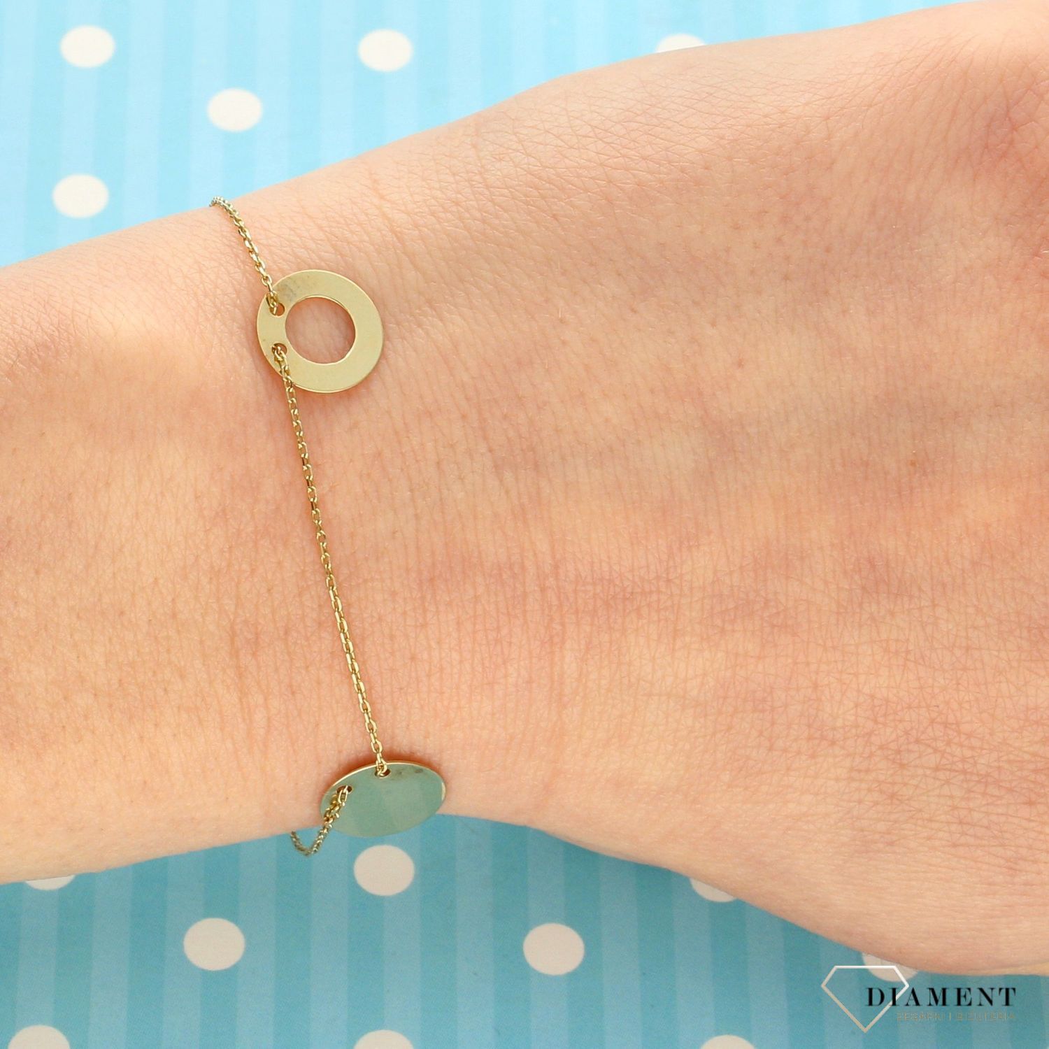 Złota bransoletka celebrytka z zawieszką w kształcie koła. Bransoletka z klasycznym zapięciem typu karabińczyk. Idealna na prezent dla młodej dziewczyny (1).jpg