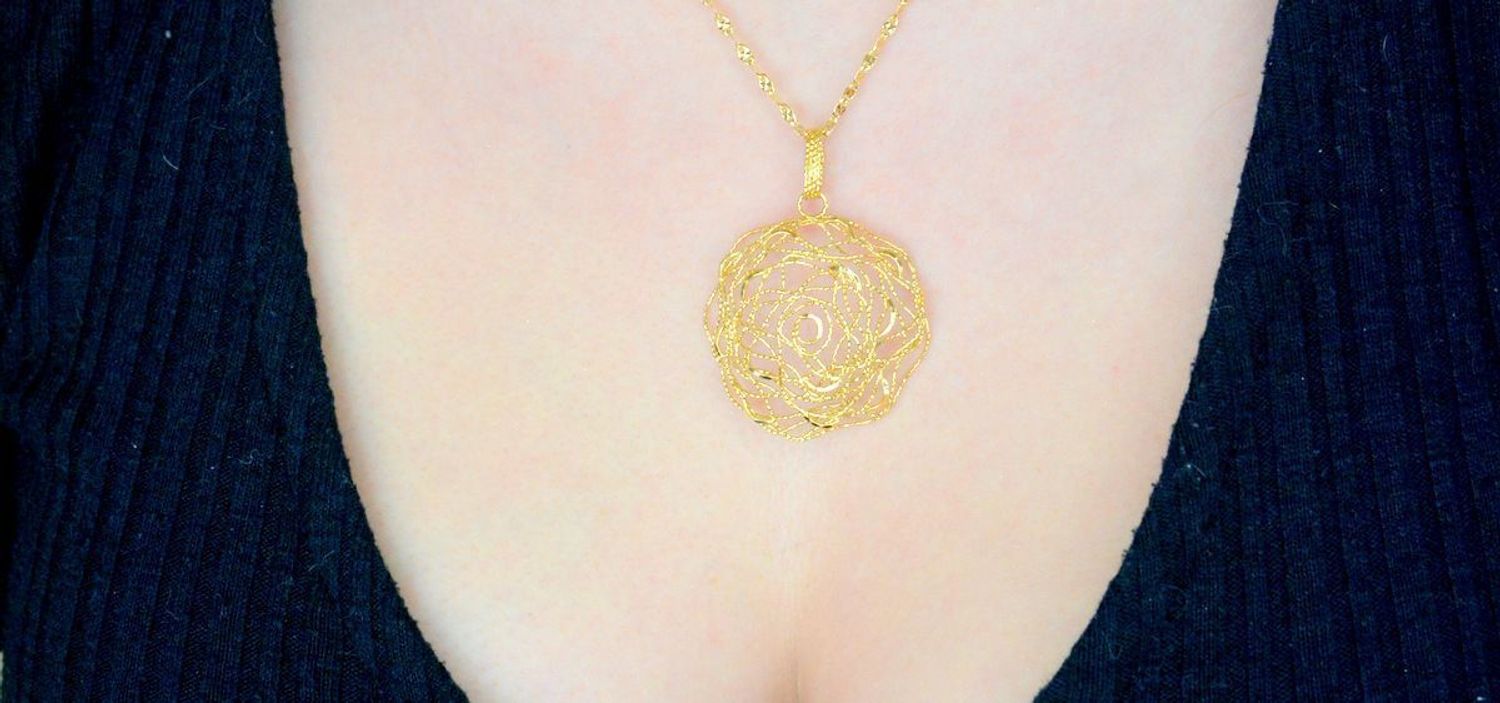 Duża zawieszka złota ażurowa róża dla wyjątkowej kobiety próba 585 000000-178. Duże złote zawieszki. Zawieszka złota kwiat. Złota zawieszka róża. 1.jpg