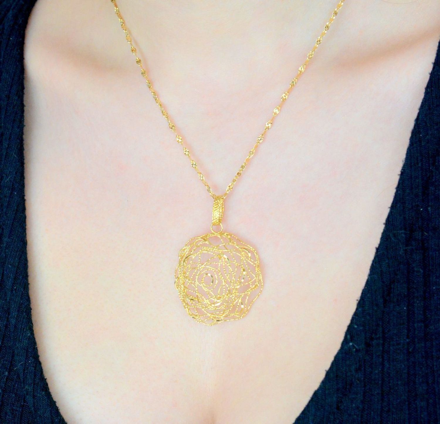 Duża zawieszka złota ażurowa róża dla wyjątkowej kobiety próba 585 000000-178. Duże złote zawieszki. Zawieszka złota kwiat. Złota zawieszka róża. 1.jpg