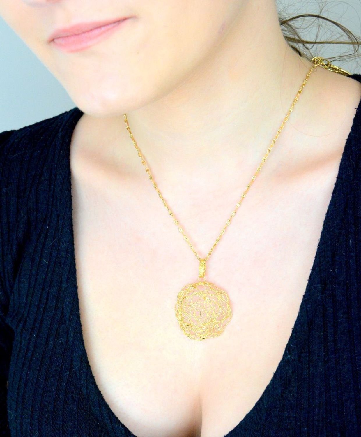 Duża zawieszka złota ażurowa róża dla wyjątkowej kobiety próba 585 000000-178. Duże złote zawieszki. Zawieszka złota kwiat. Złota zawieszka róża. 1.jpg