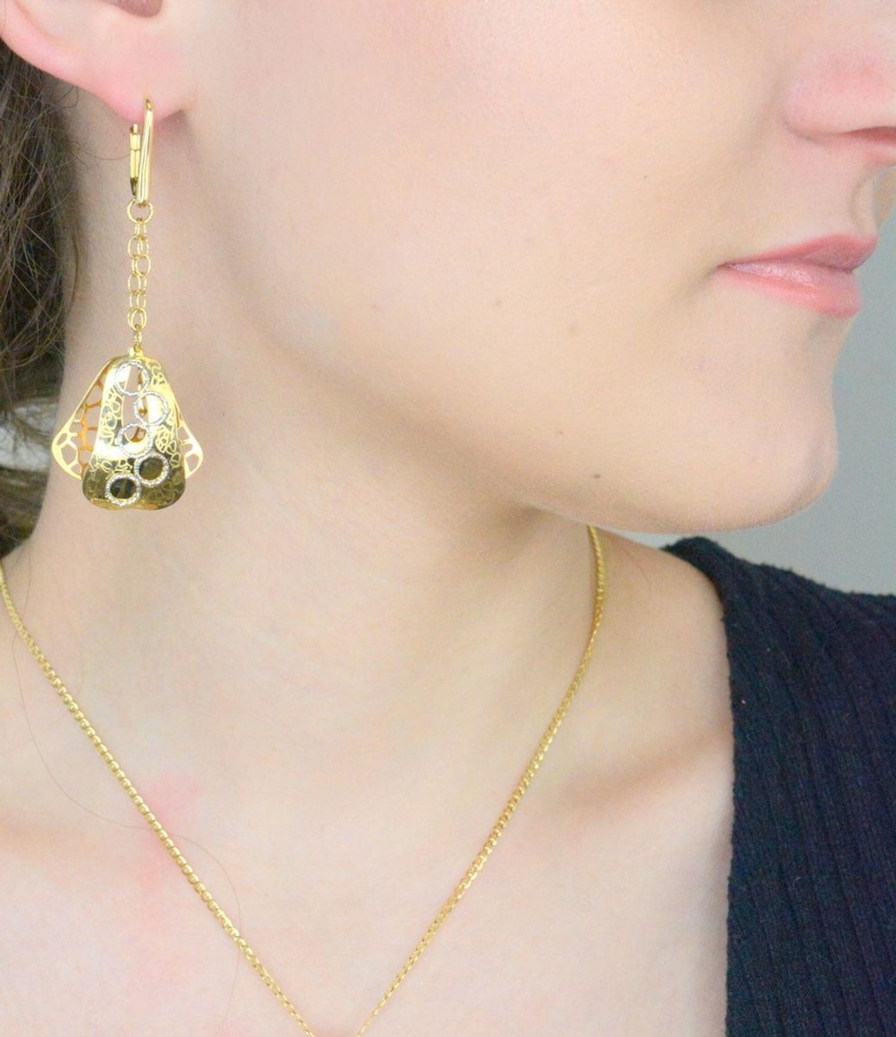 Kolczyki złote wiszące podwójny element pr 585, 000000-181. Złote kolczyki zostały wykonane z najwyższej jakości złota próby 585. Złote kolczyki zostały ozdobione podwójnymi blaszkami ażurowymi1.jpg